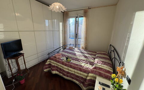 Al Civico 80: Letto, Mobilia, Camera Da Letto, Interior Design, Pavimento, Pavimentazione, Lenzuolo, Camera, Bedding, Legna