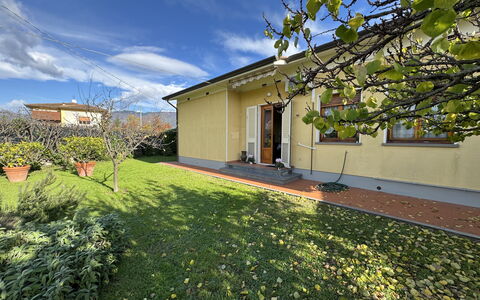 Villa Lory: Casa, Arbusto, Zona Residenziale, Casa, Giardino, Groundcover, Prato, Villetta, Cortile, Driveway