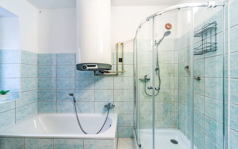 Forrest Haven Vodice: Bagno, Idraulico Fixture, Pavimentazione, Interior Design, Pavimento, Vasca Da Bagno, Rubinetto, Doccia, Idraulico, Soffione Doccia