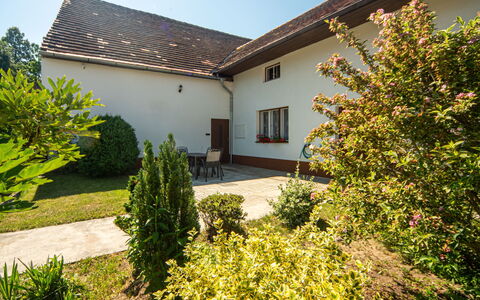 Forrest Haven Vodice: Erba, Foglia, Arbusto, Casa, Giardino, Prato, Tetto, Casa, Villetta, Groundcover