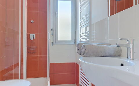 Jad: Interior Design, Pavimentazione, Parete, Idraulico Fixture, Pavimento, Bagno, Lavandino Del Bagno, Lavello, Idraulico, Rubinetto