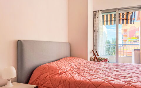 Jad: Mobilia, Letto, Interior Design, Camera Da Letto, Lenzuolo, Bedding, Parete, Legna, Camera, Biancheria