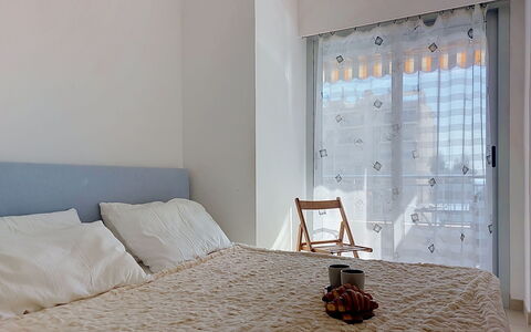 Jad: Mobilia, Letto, Interior Design, Camera Da Letto, Pavimento, Parete, Bedding, Pavimentazione, Lenzuolo, Camera