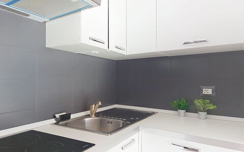 Jad: Cucina, Controsoffitto, Elettrodomestico Da Cucina, Parete, Cabinetry, Interior Design, Legna, Apparecchio Major, Pavimentazione, Cucina Stufa