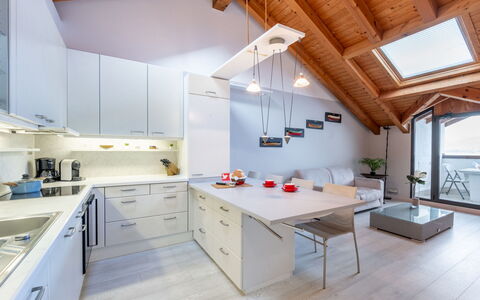 Blu Lake: Interior Design, Cucina, Mobilia, Pavimentazione, Legna, Soffitto, Controsoffitto, Pavimento, Illuminazione, Lampada