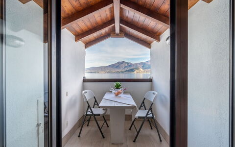Blu Lake: Soffitto, Color Legno, Latifoglie, Illuminazione Diurna, Balcone, Attico