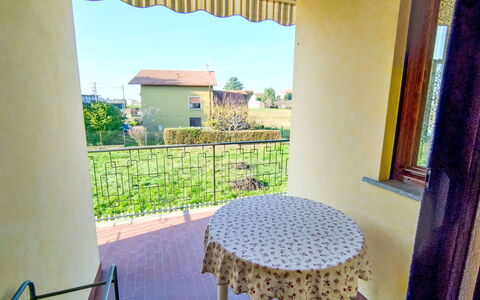 Green Haven: Balcone, Portico, Shade, Color Legno, Corrimano, Sedia, Villa, Pianta Della Casa, Colonna, Backyard