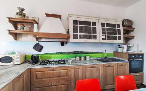 Scrusciu Do Vientu: Cucina, Legna, Controsoffitto, Apparecchio Major, Mobilia, Interior Design, Cabinetry, Pavimentazione, Elettrodomestico Da Cucina, Casa
