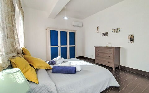 Scrusciu Do Vientu: Mobilia, Letto, Interior Design, Camera Da Letto, Pavimentazione, Pavimento, Lenzuolo, Bedding, Legna, Camera