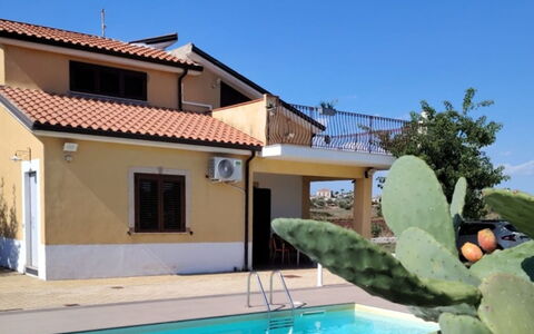 Scrusciu Do Vientu: Piscina, Zona Residenziale, Casa, Casa, Tetto, Ricorrere, Porta, Shade, Estate, Tempo Libero