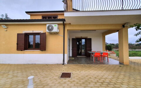 Scrusciu Do Vientu: Porta, Casa, Shade, Balcone, Color Legno, Portico, Struttura Esterna, Hacienda, Porta A Casa, Gesso