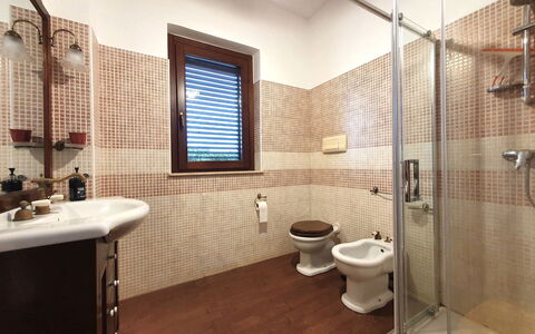 Scrusciu Do Vientu: Idraulico Fixture, Pavimentazione, Bagno, Interior Design, Pavimento, Gabinetto, Toilet Seat, Idraulico, Rubinetto, Lavello
