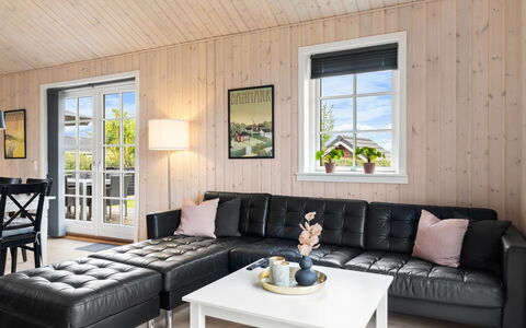 Rixa - 350M from the Sea: Mobilia, Legna, Interior Design, Divano, Soggiorno, Casa, Pavimentazione, Tavolo, Pavimento In Legno, Pavimento