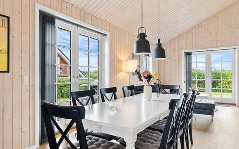 Rixa - 350M from the Sea: Casa, Mobilia, Soffitto, Cucina & Sala Da Pranzo Tavolo, Lampada, Sala Da Pranzo, Sedia, Pavimento In Legno, Lampadario, Latifoglie