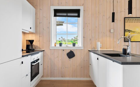 Rixa - 350M from the Sea: Legna, Cucina, Casa, Latifoglie, Controsoffitto, Plank, Color Legno, Elettrodomestico Da Cucina, Pavimento In Legno, Cabinetry