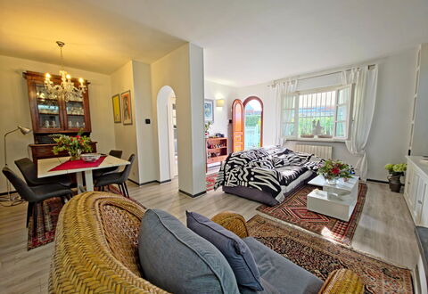 I Cipressi: Mobilia, Interior Design, Divano, Pavimentazione, Legna, Pavimento, Camera, Soggiorno, Soffitto, Appartamento