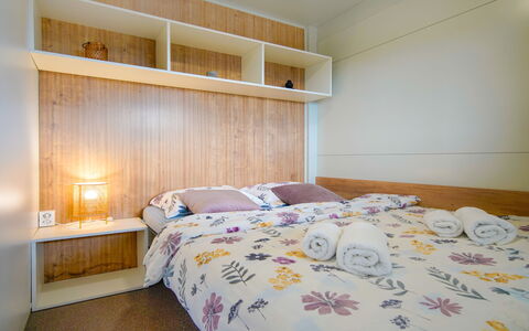 Jasna: Letto, Interior Design, Camera Da Letto, Mobilia, Parete, Lenzuolo, Bedding, Legna, Pavimentazione, Pavimento