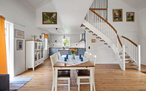 Teåker: Pavimentazione, Interior Design, Legna, Pavimento In Legno, Pavimento, Soffitto, Mobilia, Illuminazione, Sala Da Pranzo, Pavimento Laminato