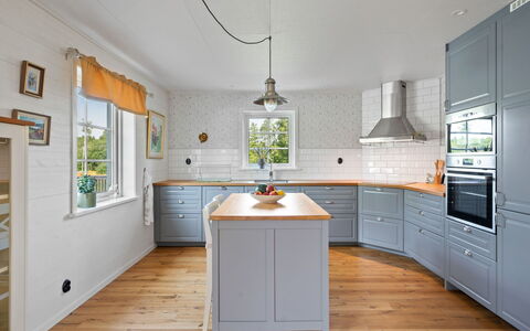 Teåker: Pavimentazione, Cucina, Legna, Cabinetry, Pavimento, Elettrodomestico Da Cucina, Interior Design, Controsoffitto, Cassetto, Casa