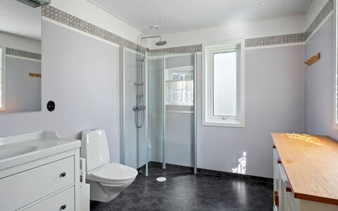 Teåker: Pavimentazione, Idraulico Fixture, Interior Design, Pavimento, Bagno, Soffitto, Lavello, Idraulico, Mobiletto Del Bagno, Lampada