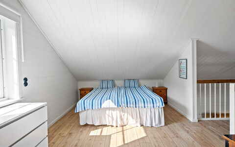 Teåker: Pavimentazione, Pavimento, Interior Design, Legna, Soffitto, Pavimento In Legno, Camera Da Letto, Camera, Letto, Mobilia