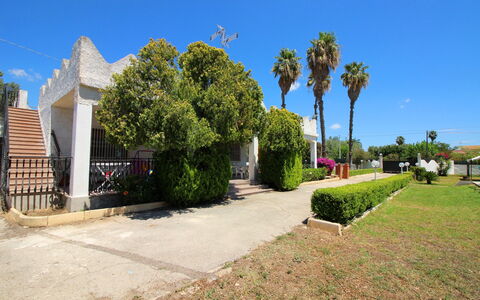 Villa Floridia: Albero, Shade, Hacienda, Driveway, Landscaping, Villa