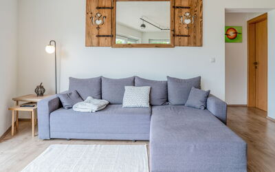 Konrad 601.2: Mobilia, Divano, Pavimentazione, Interior Design, Pavimento, Legna, Pavimento In Legno, Soggiorno, Appartamento