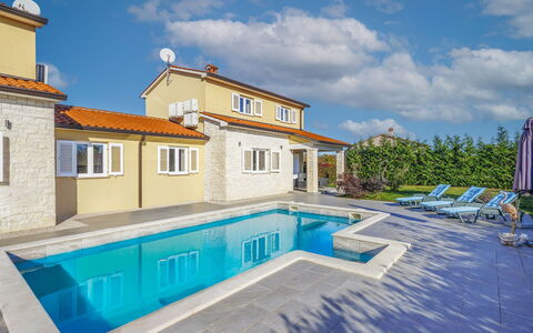 Istria Queen: Blu, Piscina, Zona Residenziale, Casa, Casa, Ricorrere, Tetto, Materiale Composito, Estate, Eco Hotel