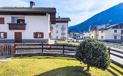 The Silent Sylva: Appartamento, Urban Design, Balcone, Condominio, Sedia, Hotel, Pianta Della Casa, Cucina & Sala Da Pranzo Tavolo