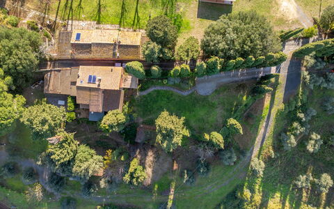 Guardistallo 86: Appartamento, Urban Design, Balcone, Condominio, Sedia, Hotel, Pianta Della Casa, Cucina & Sala Da Pranzo Tavolo