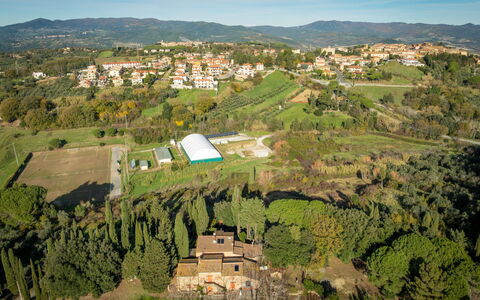 Guardistallo 86: Appartamento, Urban Design, Balcone, Condominio, Sedia, Hotel, Pianta Della Casa, Cucina & Sala Da Pranzo Tavolo