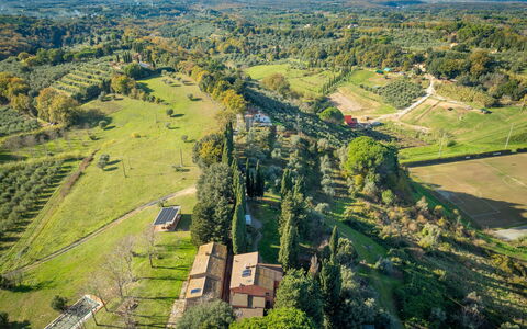 Guardistallo 86: Appartamento, Urban Design, Balcone, Condominio, Sedia, Hotel, Pianta Della Casa, Cucina & Sala Da Pranzo Tavolo