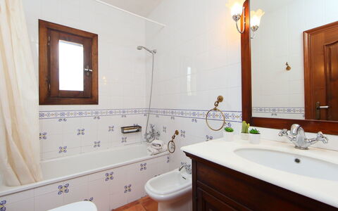 Ulldellops: Bagno, Camera, Proprietà, Mobiletto Del Bagno, Rubinetto, Bagno Accessorio, Interior Design, Parete, Lavello, Mobilia