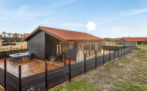 Thorin - 1.2Km from the Sea: Villetta, Backyard, Cortile, Edifici Giardino, Capannone, Raccordo, Mobili Da Esterno, Log Cabin, Struttura Esterna, Baracca