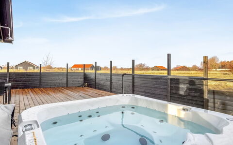 Thorin - 1.2Km from the Sea: Villetta, Backyard, Cortile, Edifici Giardino, Capannone, Raccordo, Mobili Da Esterno, Log Cabin, Struttura Esterna, Baracca