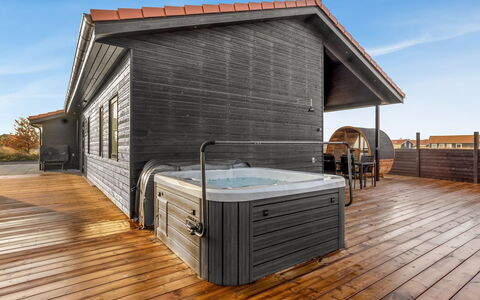 Thorin - 1.2Km from the Sea: Villetta, Backyard, Cortile, Edifici Giardino, Capannone, Raccordo, Mobili Da Esterno, Log Cabin, Struttura Esterna, Baracca