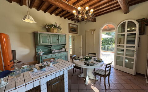 Casa Mia: Mobilia, Interior Design, Pavimentazione, Legna, Cucina, Pavimento, Cabinetry, Controsoffitto, Sedia, Tavolo