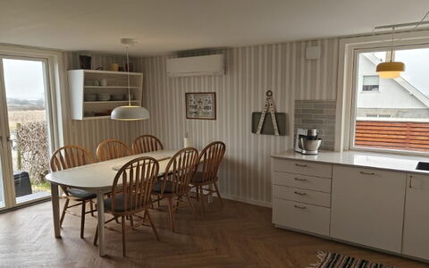 Rikulf - 150M from the Sea: Pavimentazione, Mobilia, Interior Design, Legna, Pavimento, Soffitto, Cucina & Sala Da Pranzo Tavolo, Pavimento In Legno, Illuminazione, Sala Da Pranzo