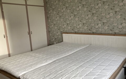Rikulf - 150M from the Sea: Legna, Mobilia, Camera Da Letto, Pavimentazione, Letto, Pavimento, Interior Design, Telaio Del Letto, Biancheria, Bedding