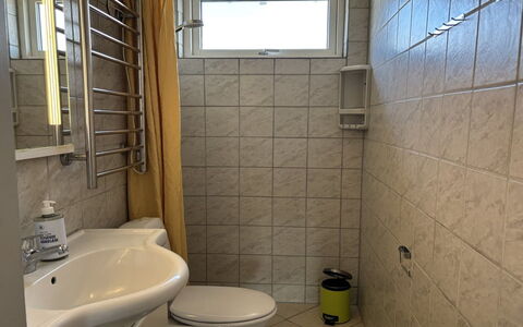 Rikulf - 150M from the Sea: Bagno, Idraulico Fixture, Pavimentazione, Parete, Pavimento, Interior Design, Gabinetto, Lavandino Del Bagno, Toilet Seat, Lavello