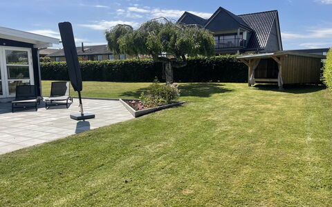 Rikulf - 150M from the Sea: Zona Residenziale, Casa, Prato, Tetto, Casa, Lotto, Giardino, Shade, Cortile