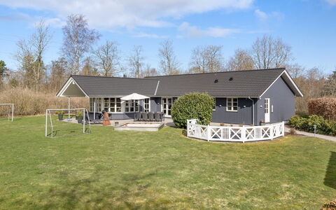 Esben - 11Km from the Sea: Tetto, Casa, Casa, Villetta, Raccordo, Estate, Driveway, Edifici Giardino, Cortile, Capannone