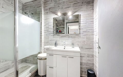 Les Marines de L'Airan: Pavimentazione, Interior Design, Parete, Pavimento, Idraulico Fixture, Soffitto, Mobiletto Del Bagno, Bagno, Piastrella, Lavello