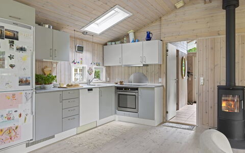 Franke - 1.2Km from the Sea: Cucina, Legna, Apparecchio Major, Interior Design, Mobilia, Elettrodomestico Da Cucina, Casa, Controsoffitto, Pavimentazione, Camera