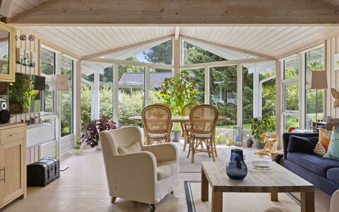 Franke - 1.2Km from the Sea: Pavimentazione, Parete, Pavimento, Interior Design, Legna, Soffitto, Pavimento In Legno, Illuminazione, Mobilia, Pavimento Laminato