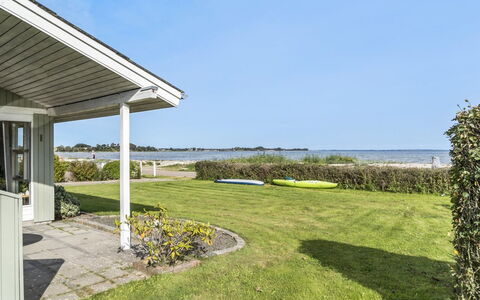 Assarina - 15M from the Sea: Casa, Tetto, Casa, Porta, Villetta, Shade, Giardino, Groundcover, Portico, Cortile