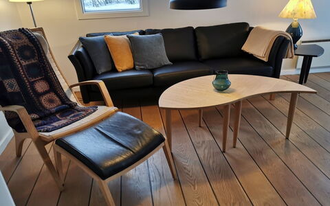 Ensio - 1.2Km from the Sea: Mobilia, Pavimentazione, Legna, Pavimento, Pavimento In Legno, Interior Design, Latifoglie, Color Legno, Soggiorno, Pavimento Laminato