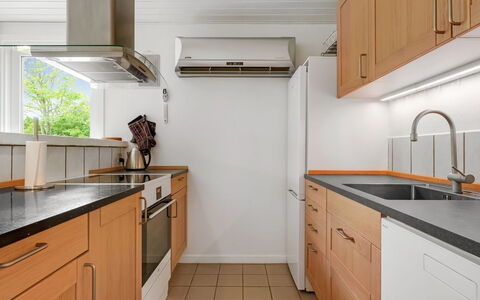 Ensio - 1.2Km from the Sea: Controsoffitto, Cucina, Cabinetry, Elettrodomestico Da Cucina, Pavimentazione, Interior Design, Lavandino Della Cucina, Apparecchio Major, Mobilia, Legna