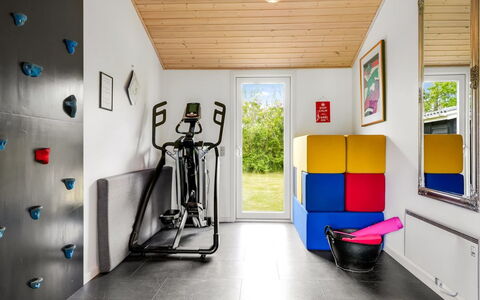 Ensio - 1.2Km from the Sea: Pavimentazione, Interior Design, Pavimento, Soffitto, Camera, Design, Mensola, Pavimento In Legno, Sala Di Ricreazione, Soggiorno