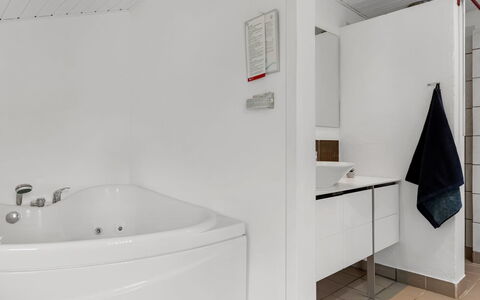 Ensio - 1.2Km from the Sea: Pavimentazione, Pavimento, Idraulico Fixture, Interior Design, Soffitto, Bagno, Rubinetto, Lavello, Idraulico, Camera